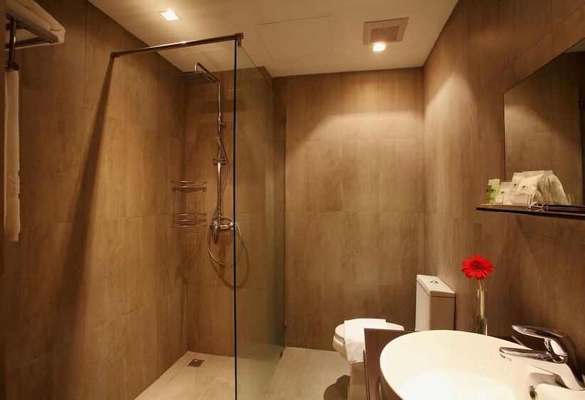 스탠다드 스튜디오, Nova Park Hotel Pattaya