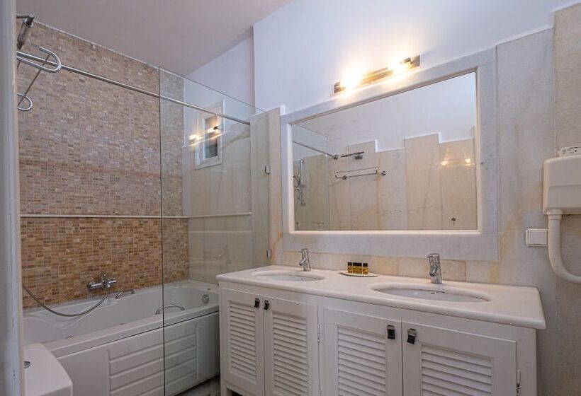 Представительский семейный номер, Loucas On The Cliff