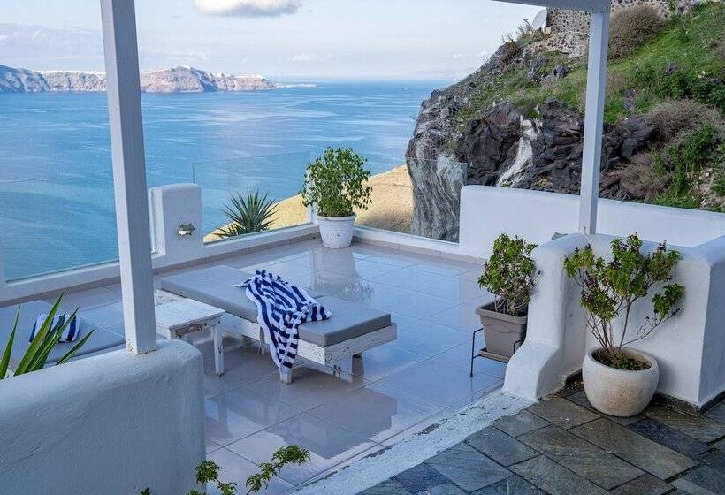 Представительский семейный номер, Loucas On The Cliff