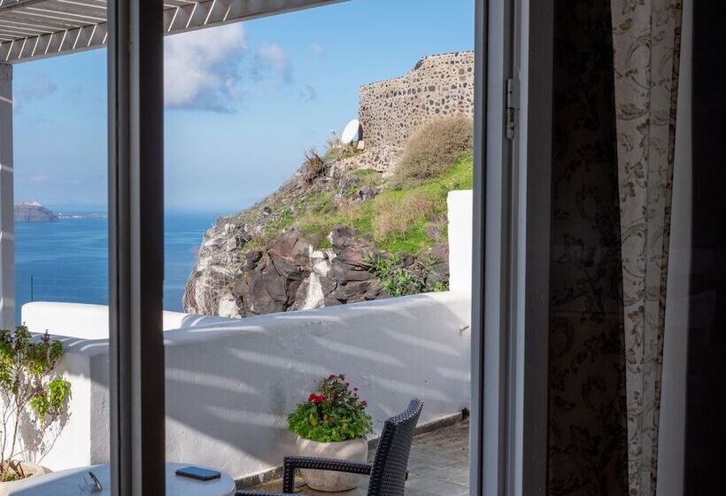 Представительский семейный номер, Loucas On The Cliff