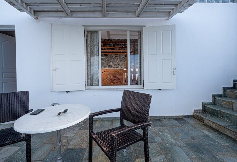 Представительский семейный номер, Loucas On The Cliff