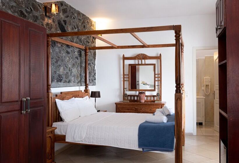 Представительский семейный номер, Loucas On The Cliff