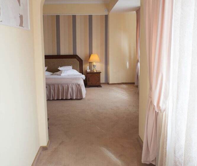 דירת חדר, Premier