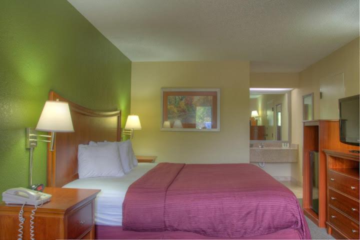 اتاق استاندارد با تخت بزرگ, Quality Inn Merchants Drive