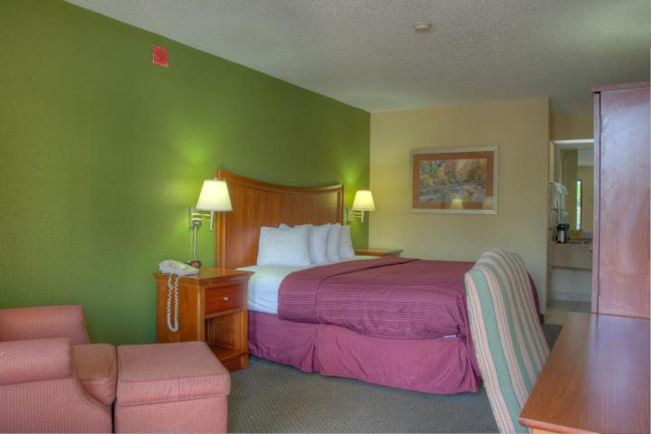 اتاق استاندارد با تخت بزرگ, Quality Inn Merchants Drive