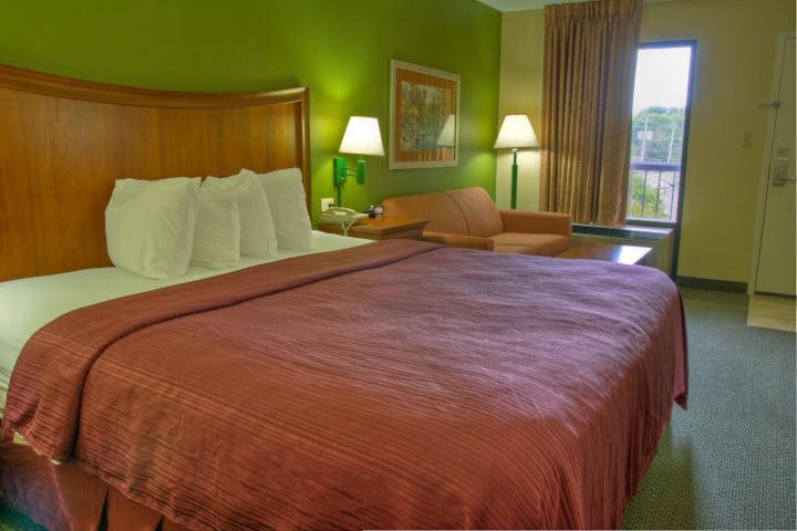 חדר סטנדרט עם מיטת קינג, Quality Inn Merchants Drive