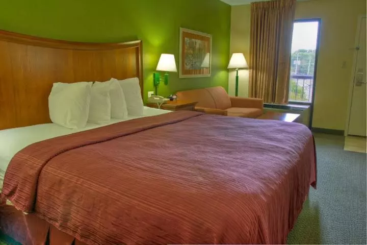 キングサイズベッドのスタンダードルーム, Quality Inn Merchants Drive