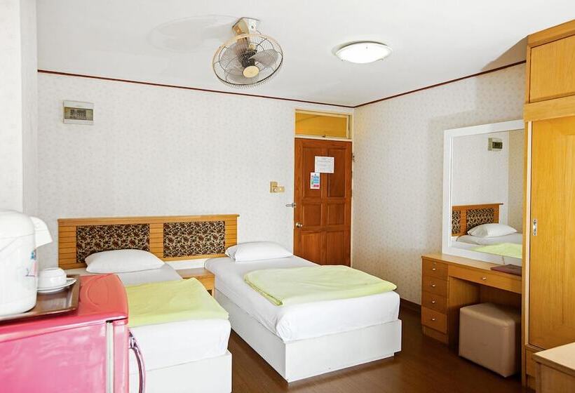 اتاق سوپریور, The Aiyapura Bangkok