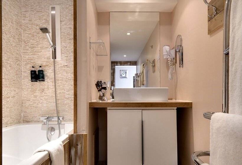 جناح جونيور, Vila De La Mar & Spa