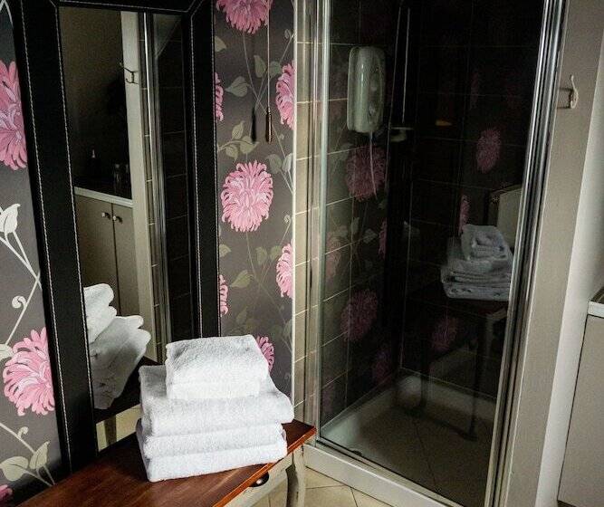 Camera Tripla Standard, Yann's At Glenearn House