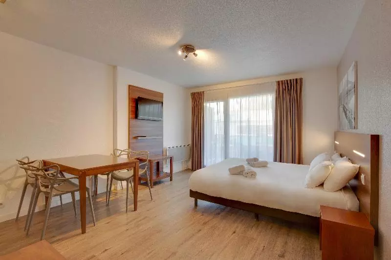 استودیوی استاندارد, Residence Azurea