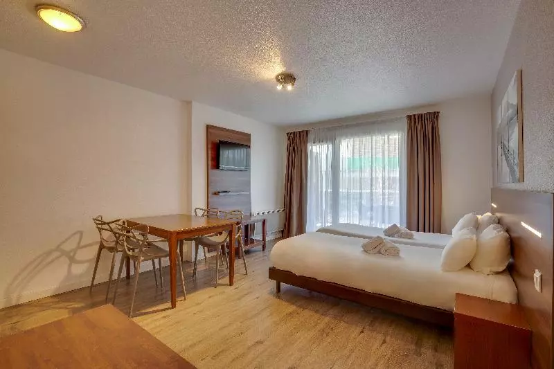 استودیوی استاندارد, Residence Azurea