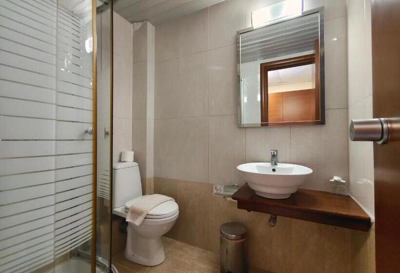 Quarto Estandar, Alex