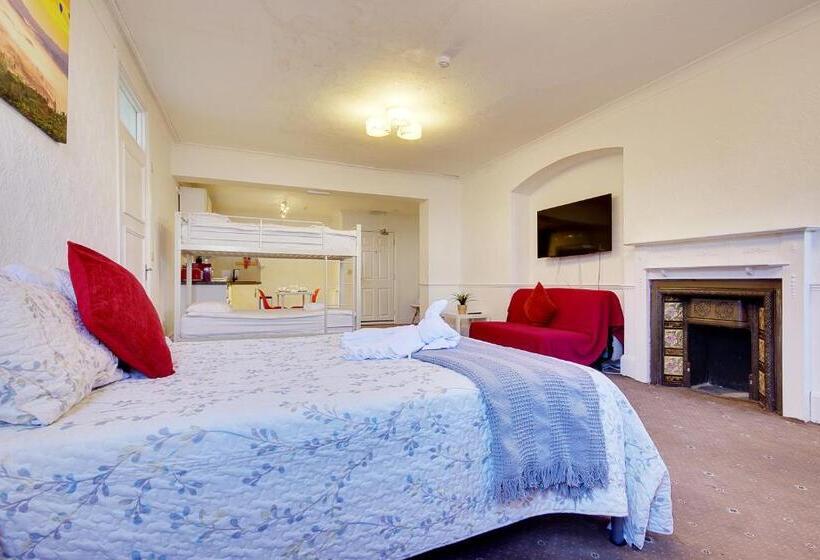 Студия Deluxe, Bourne Hall