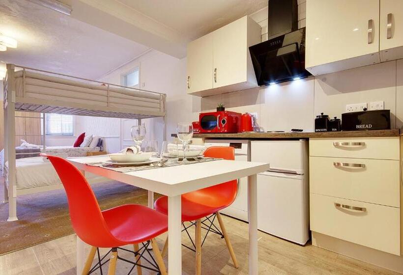 Студия Deluxe, Bourne Hall