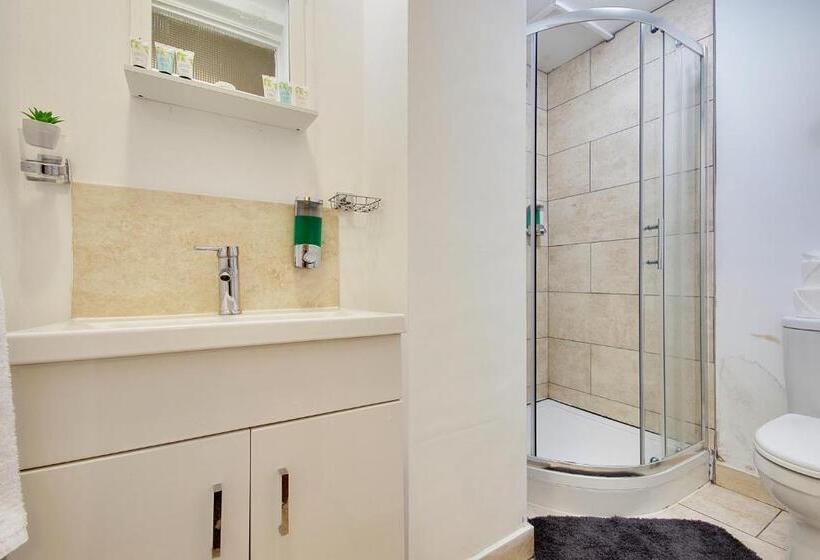 Студия Deluxe, Bourne Hall