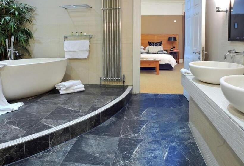 جناح جونيور, St Elizabeth's House