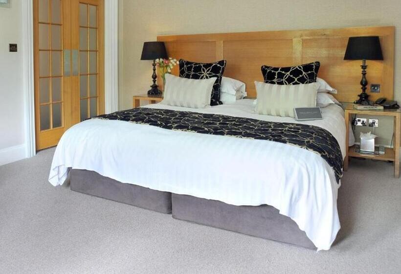 جناح جونيور, St Elizabeth's House