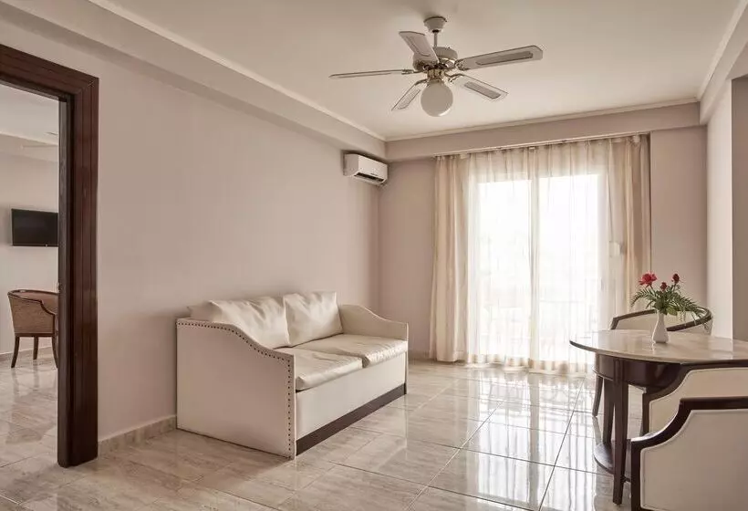 سوئیت جونیور با چشم‌انداز باغ, Sandy Beach Resort