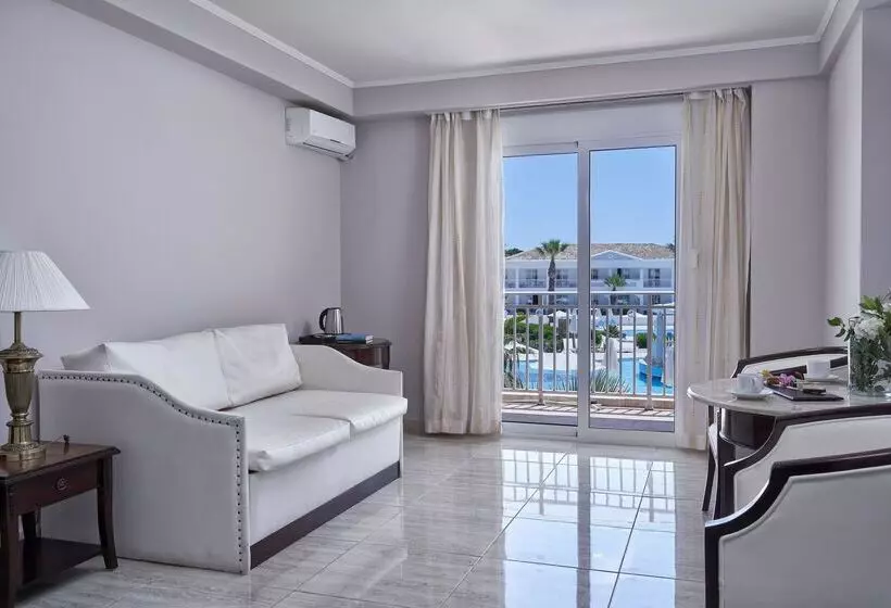 سوییت جونیور با چشم‌انداز جانبی دریا, Sandy Beach Resort