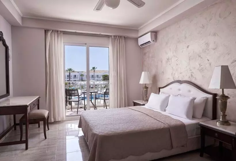 سوییت جونیور با چشم‌انداز جانبی دریا, Sandy Beach Resort
