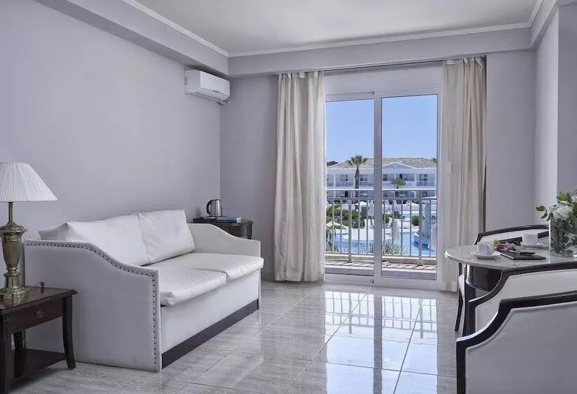 سوییت جونیور با چشم‌انداز جانبی دریا, Sandy Beach Resort