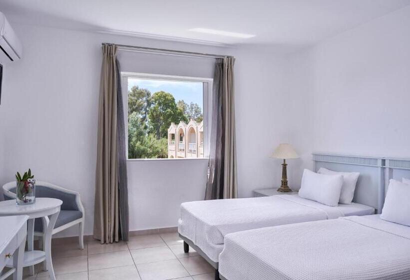 Семейный Номер Вид на Сад, Sandy Beach Resort