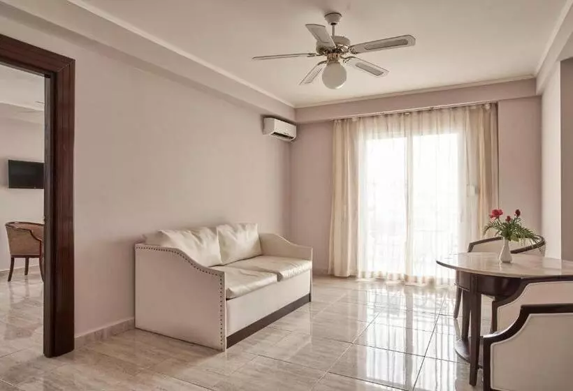 سوئیت جونیور با چشم‌انداز باغ, Sandy Beach Resort