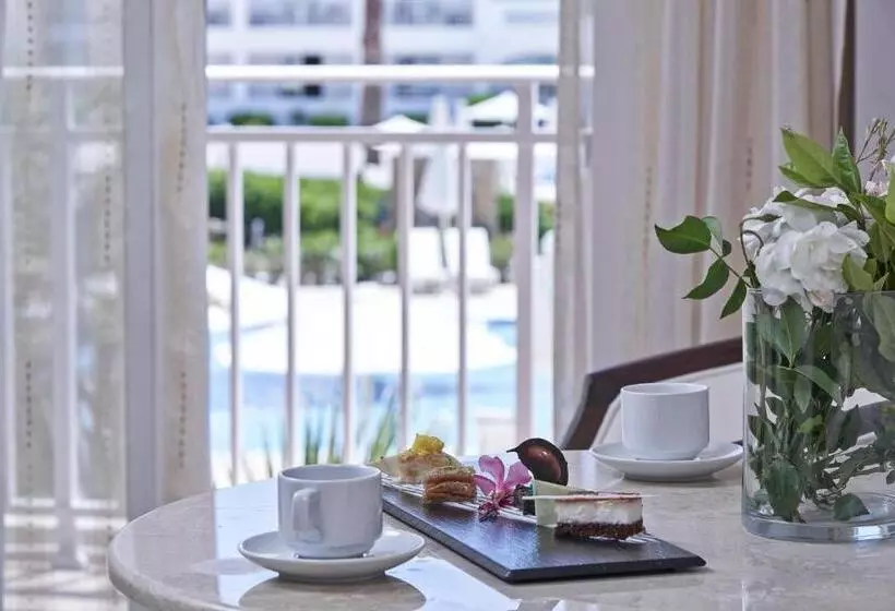 سوییت جونیور با چشم‌انداز جانبی دریا, Sandy Beach Resort