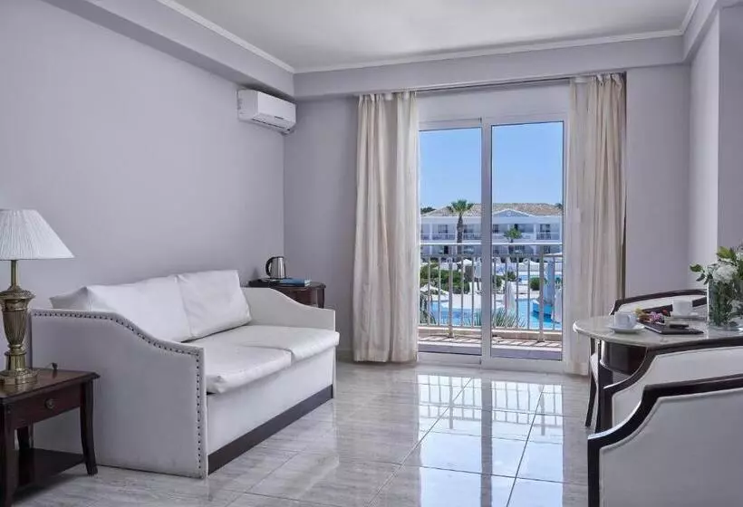 سوییت جونیور با چشم‌انداز جانبی دریا, Sandy Beach Resort
