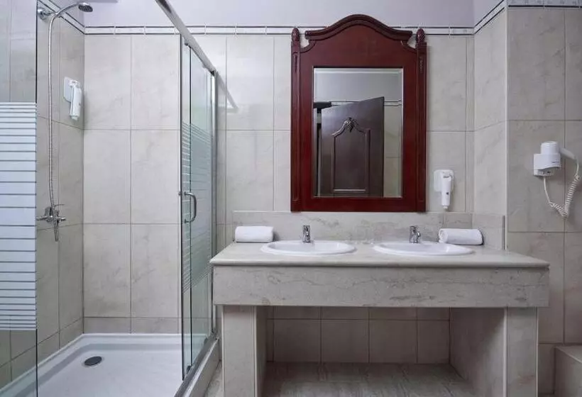 سوییت جونیور با چشم‌انداز جانبی دریا, Sandy Beach Resort