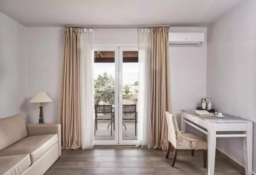 اتاق خانوادگی با چشم‌انداز باغ, Sandy Beach Resort