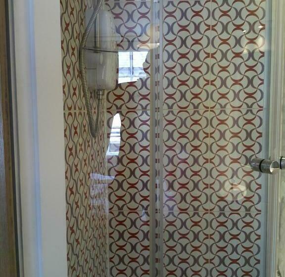 חדר אקונומי, The Crown