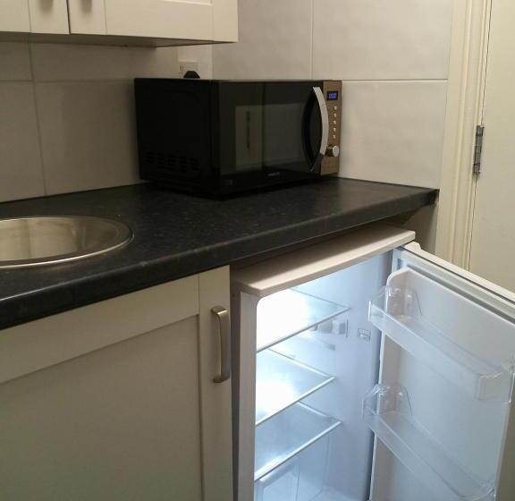 סטודיו משפחתי, The Crown