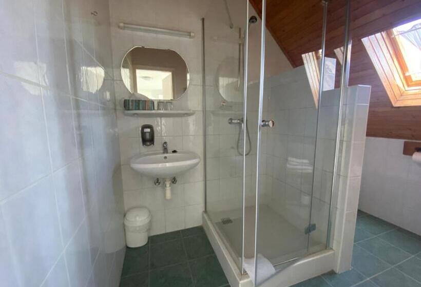 חדר סטנדרט לשלושה, Zöldház Panzió