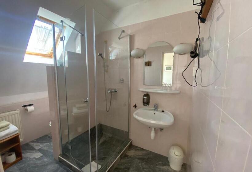 חדר משפחתי, Zöldház Panzió