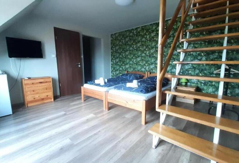 חדר משפחתי, Zöldház Panzió