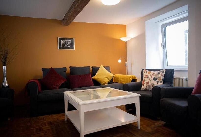 דירת חדר, Altes Pfarrhaus