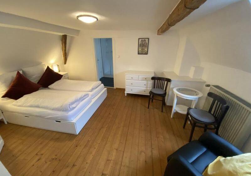 דירת חדר, Altes Pfarrhaus