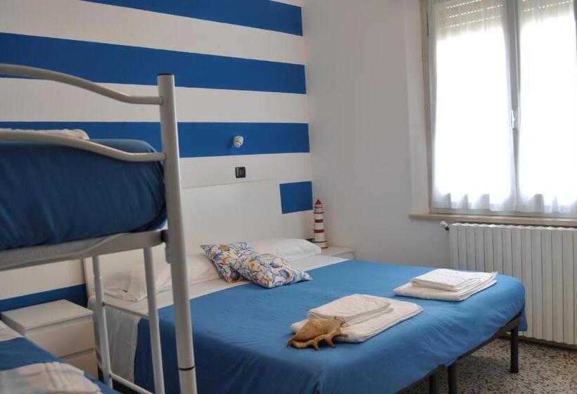 スタンダード4人部屋, Susy Ambienti Rinnovati Direttamente Su Viale Dante E A Due Passi Dal Mare