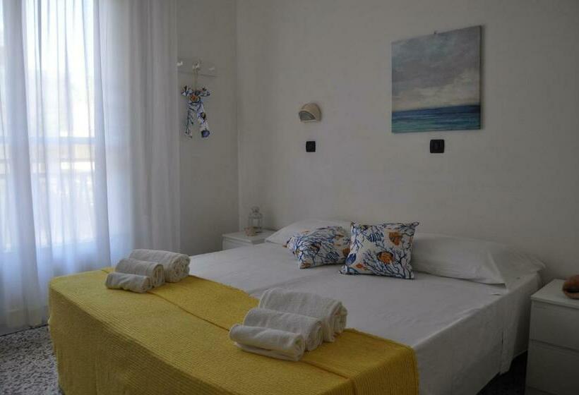 スタンダード4人部屋, Susy Ambienti Rinnovati Direttamente Su Viale Dante E A Due Passi Dal Mare