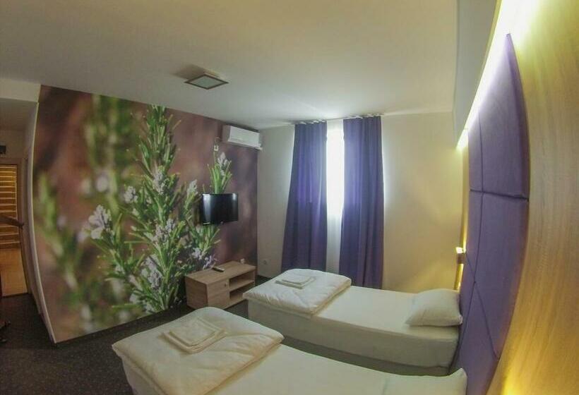 اتاق استاندارد سه نفره, Villa Pergola