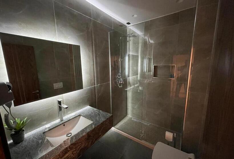 סוויטה עם מרפסת, White Crown