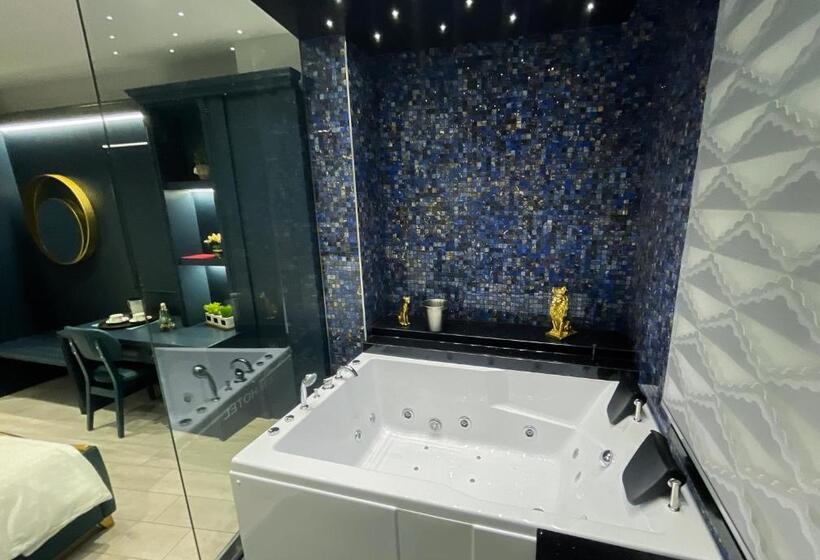 חדר סטנדרט עם מיטת קינג, White Crown