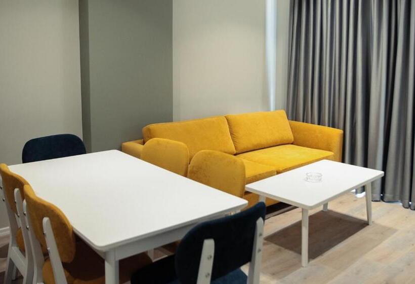 דירה בת חדר שינה 1 עם מרפסת, White Crown