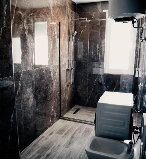 דירה בת חדר שינה 1 עם מרפסת, White Crown