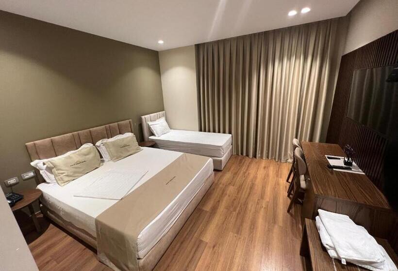 חדר סטנדרט לשלושה, White Crown