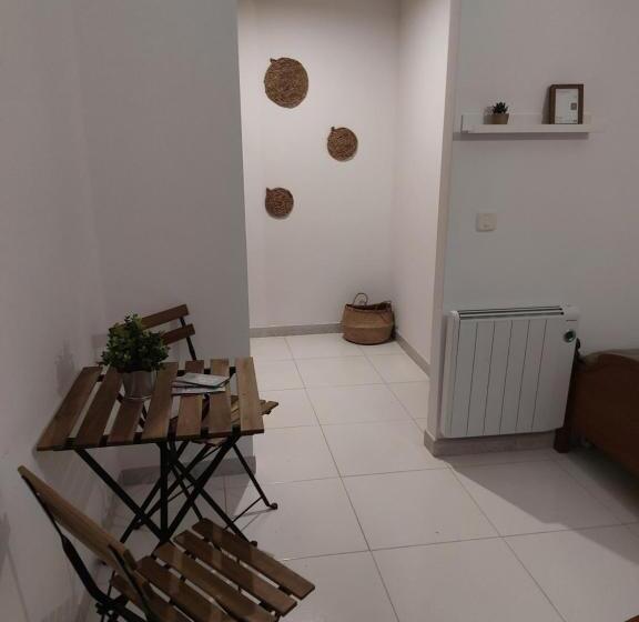 Quarto Triplo Estandar, A Taberna De Gundián