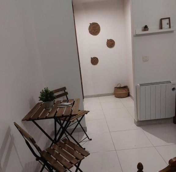 Quarto Triplo Estandar, A Taberna De Gundián