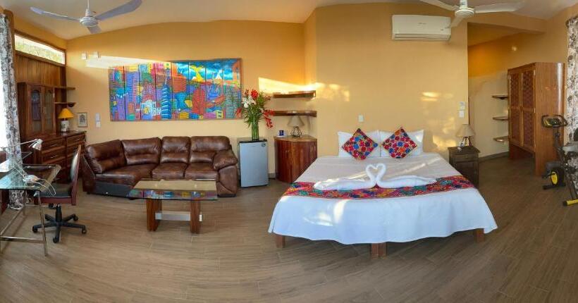 Deluxe Suite King Bed, Casa Biulú